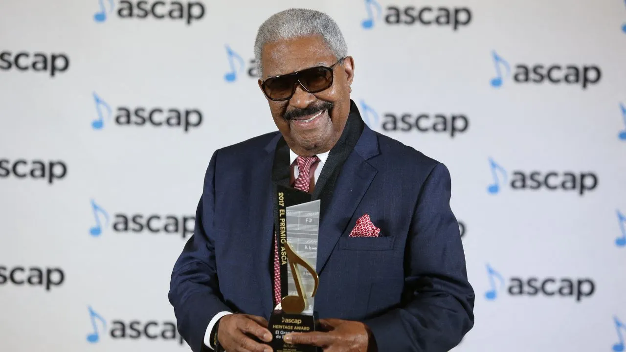 Rafael Ithier porta uno de los Premios de la Música Latina de la ASCAP en San Juan, Puerto Rico.